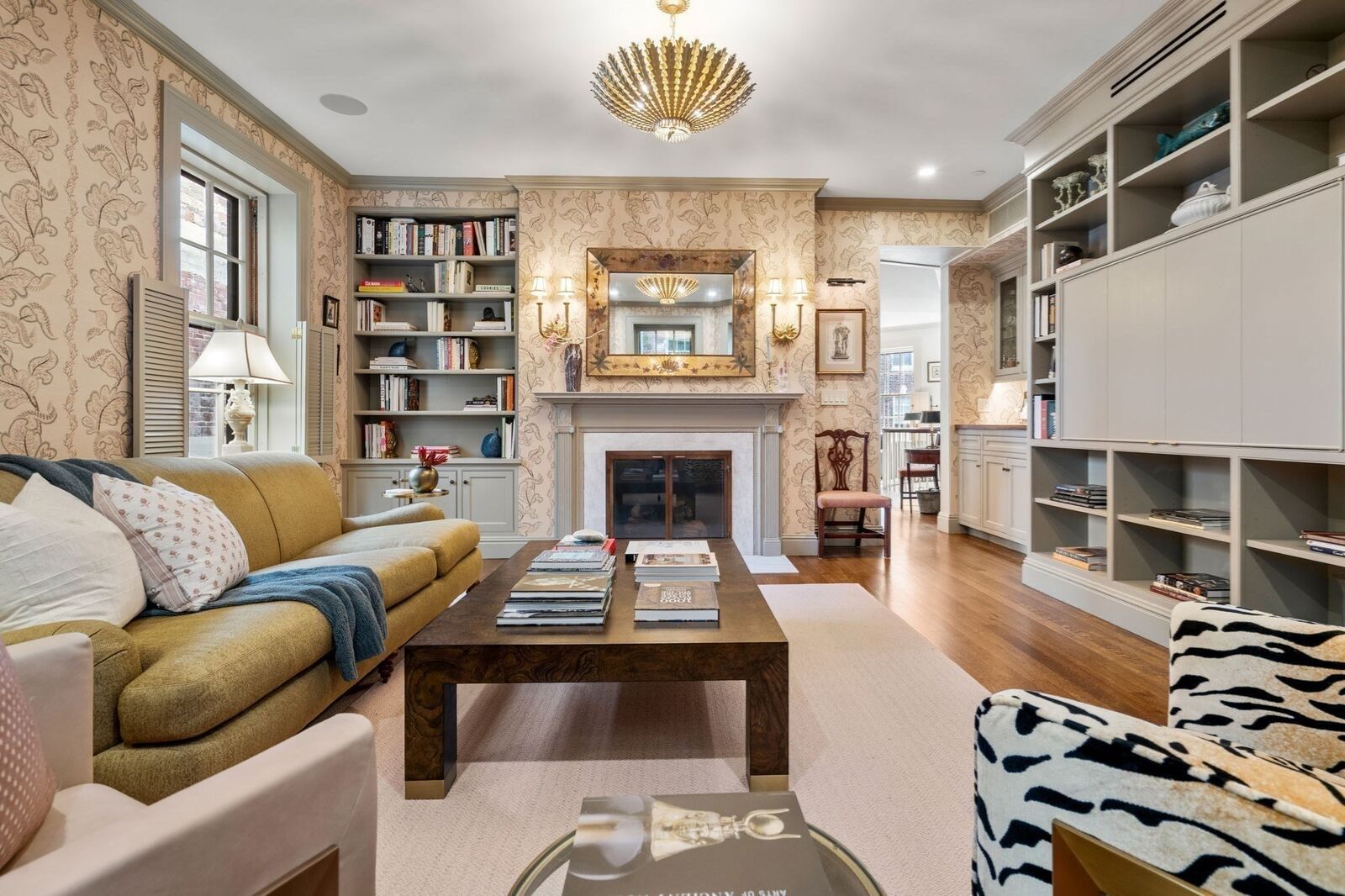 Property Photo:  4 West Hill Place 4  MA 02114 