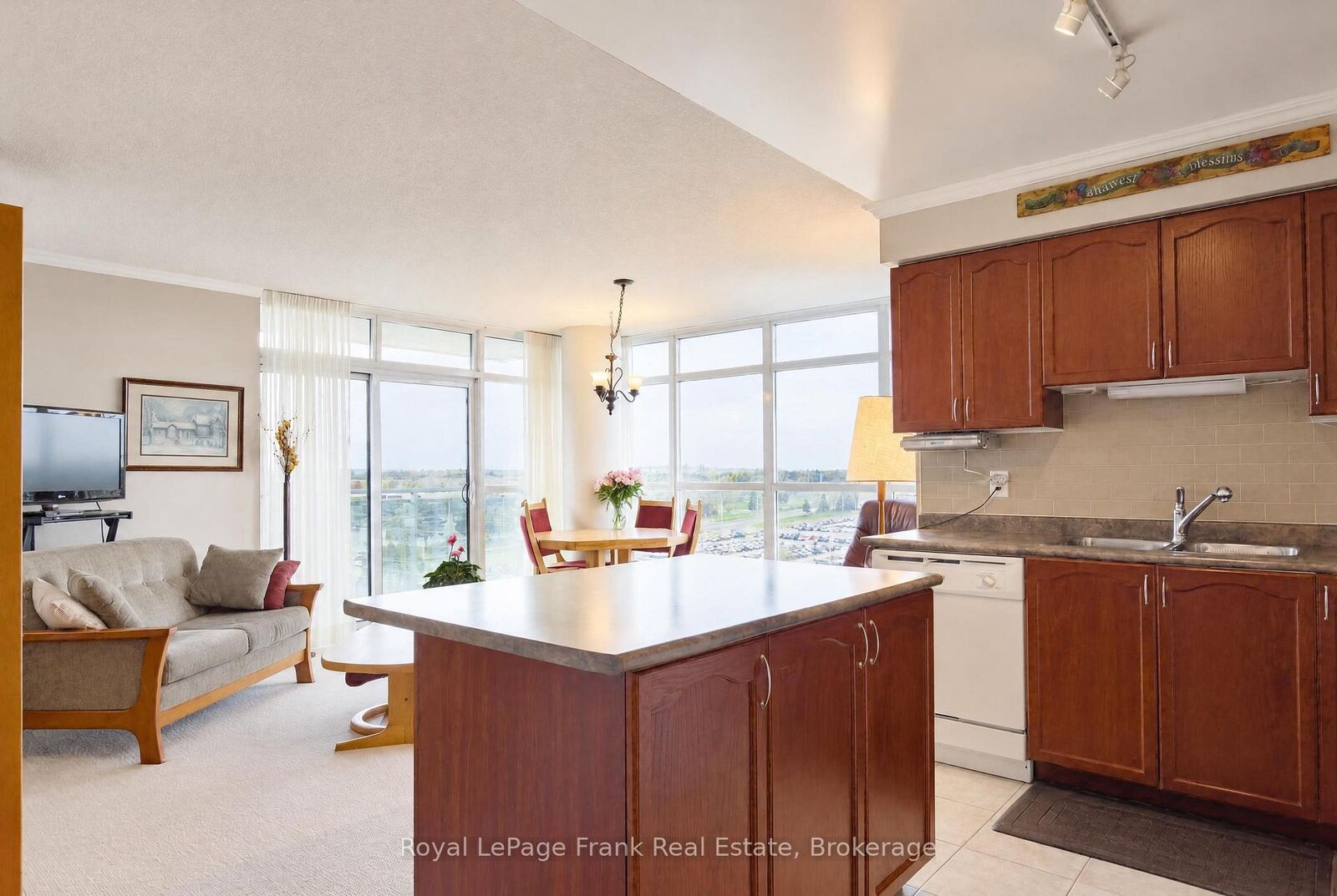 Property Photo:  1600 Charles Street 904  ON L1N 0G4 