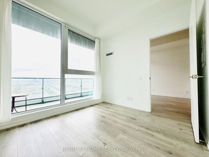 Property Photo:  1000 Portage Parkway 2715  ON L4K 0L1 