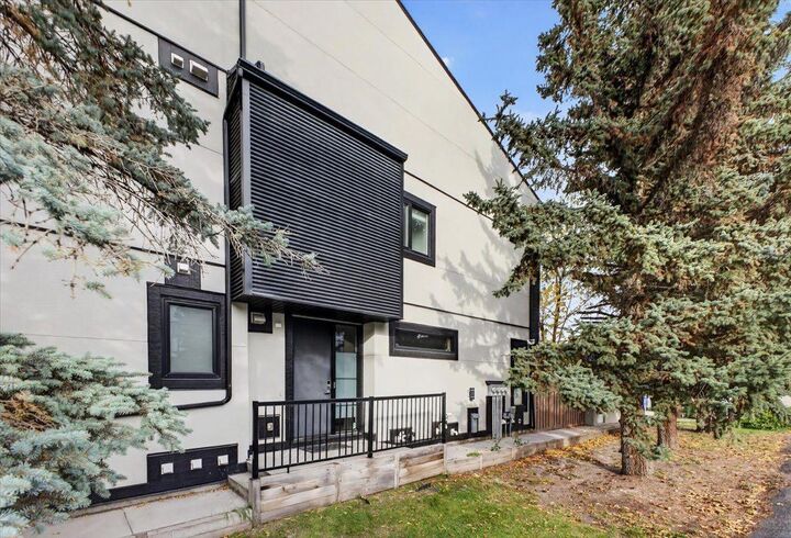 Property Photo:  840 McPherson Road NE 2  AB T2E 4Z5 
