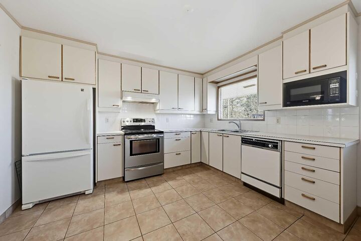 Property Photo:  8252 7 Street SW  AB T2V 1G6 