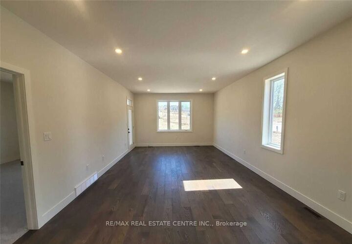 Property Photo:  102 Julie Crescent  ON N5Z 0B2 