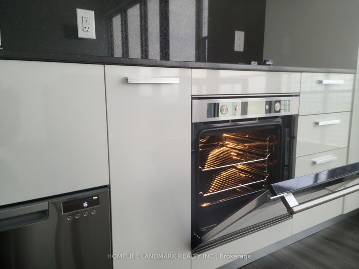 Property Photo:  75 Canterbury Place 2902  ON M2N 0L2 