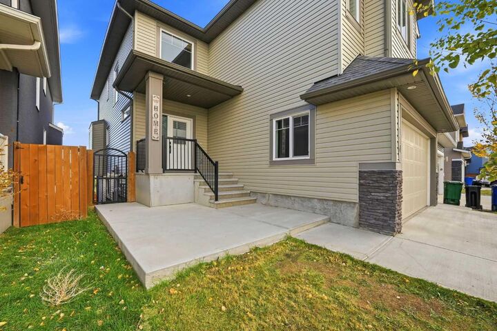 Property Photo:  110 Baysprings Gardens SW  AB T4B 5C5 