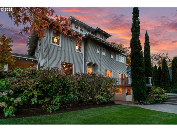 Property Photo:  2233 SW 18th Ave  OR 97201 