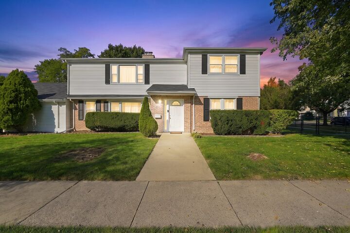 Property Photo: 620 E Maple Street IL 60148