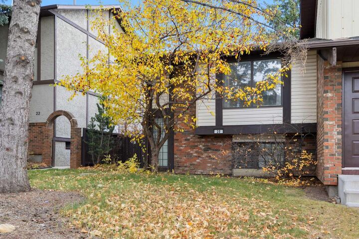 Property Photo:  20 Dalhousie Crescent NW  AB T3A 2H8 