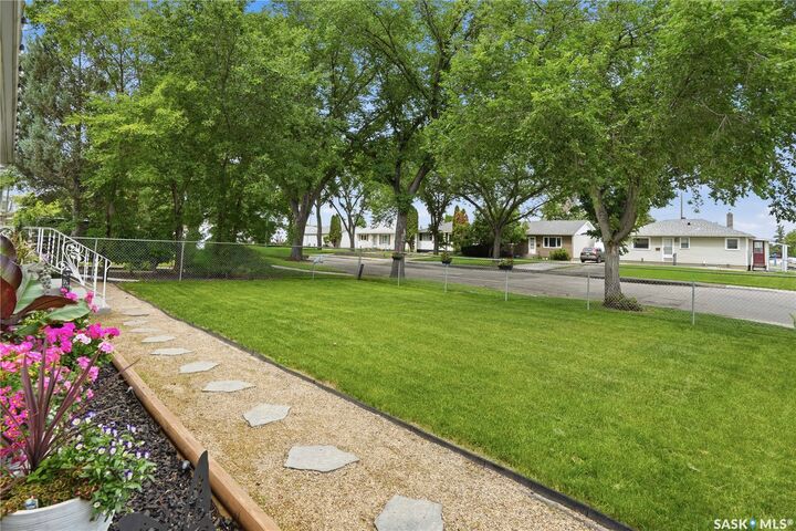 Property Photo:  1237 10th Avenue E  SK S4N 0J4 