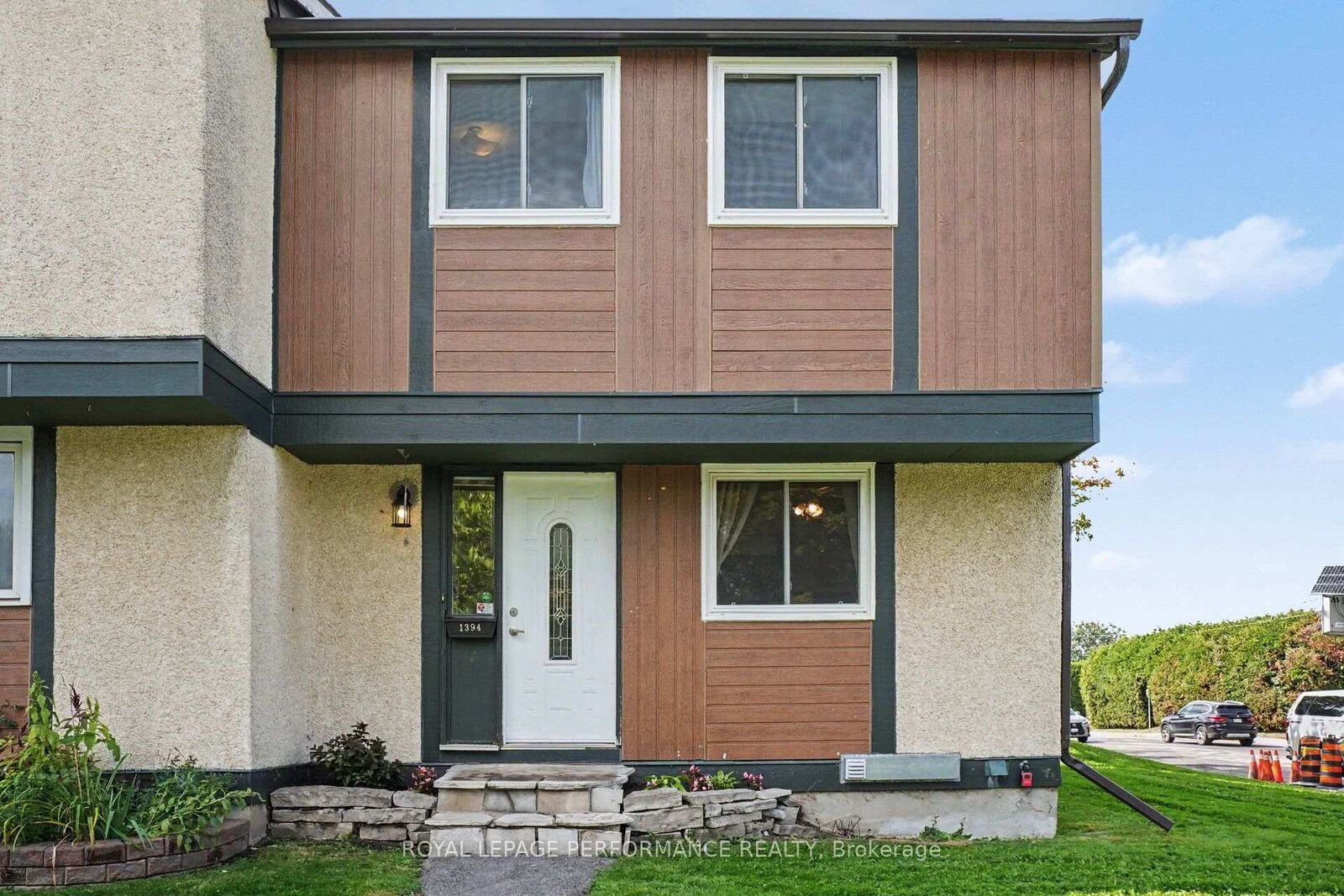 Property Photo:  1394 Ridgebrook Drive  ON K1B 4T2 