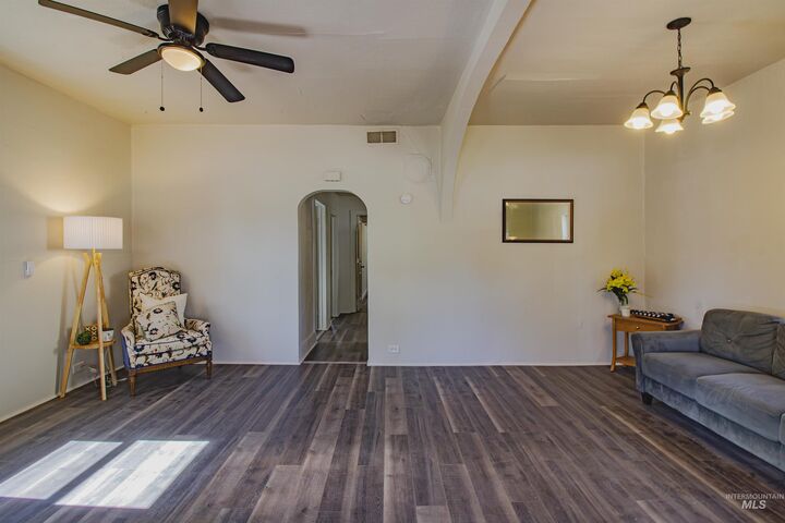 Property Photo: 907 N 7th St ID 83661