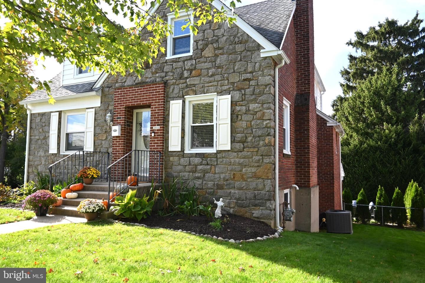 Property Photo: 1012 Edgewood Drive PA 19064