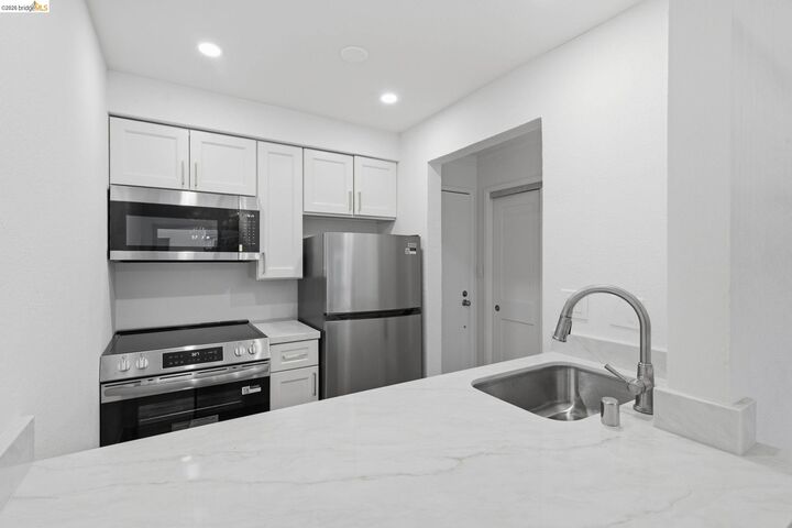 Property Photo: 77 Fairmount Ave 112 CA 94611