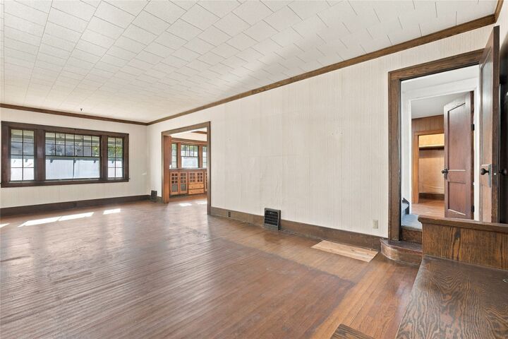 Property Photo: 1300 46th Street IA 50311