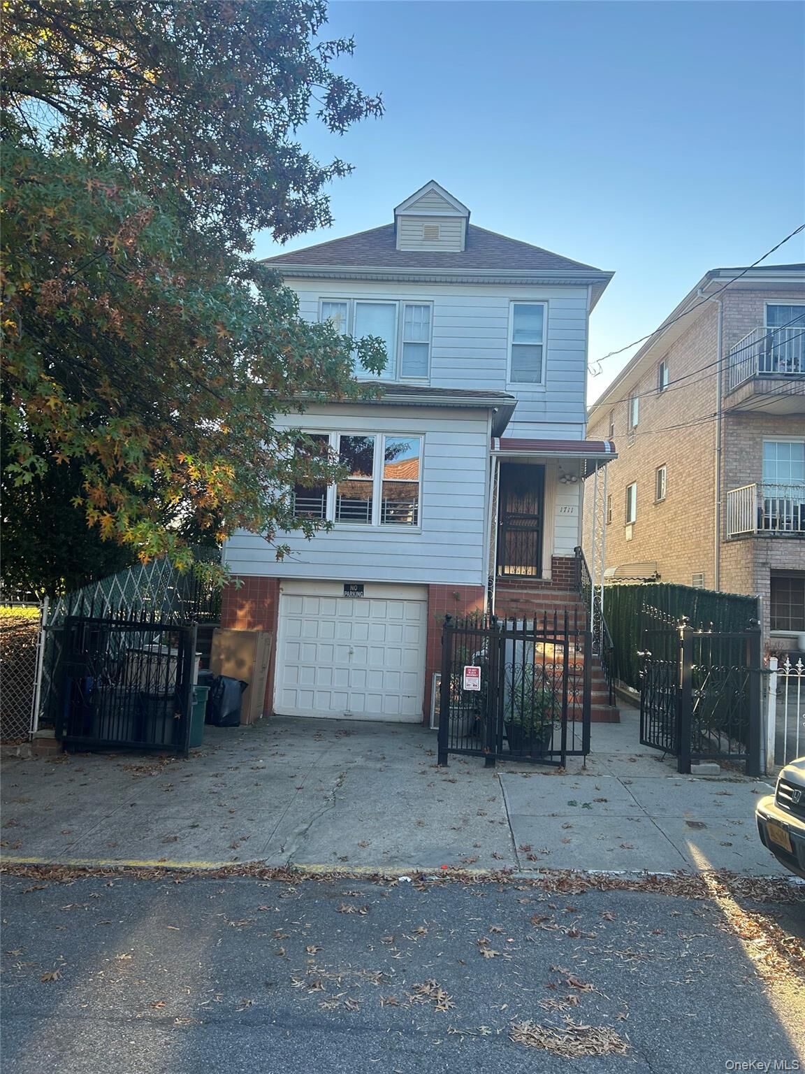 Property Photo:  1711 Fowler Avenue  NY 10462 