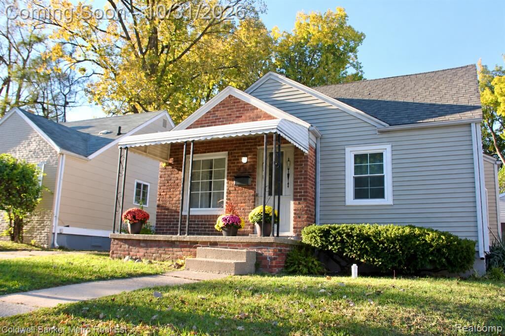 Property Photo:  1010 Canterbury Drive  MI 48341 2336 
