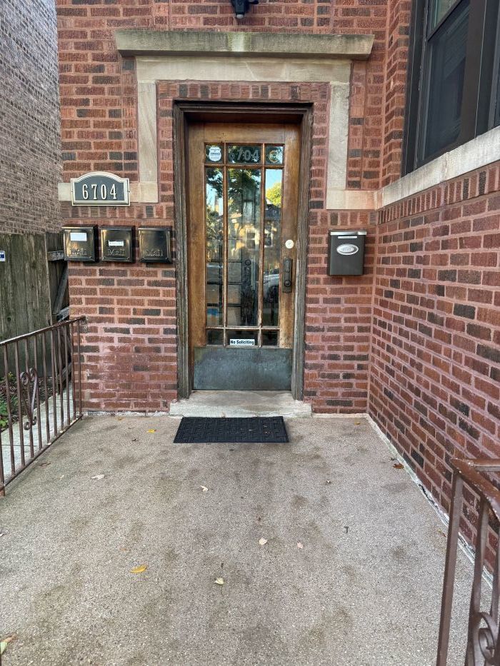 Property Photo:  6704 N Rockwell Street  IL 60645 