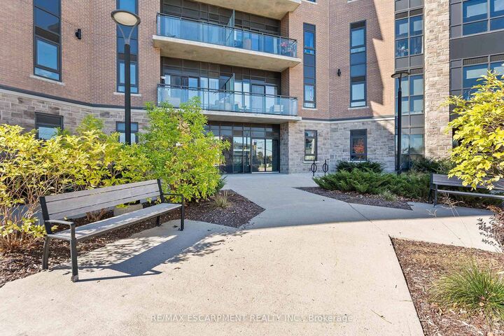 Photo de la propriété:  332 Gosling Gardens 111  ON L5C 1R6 