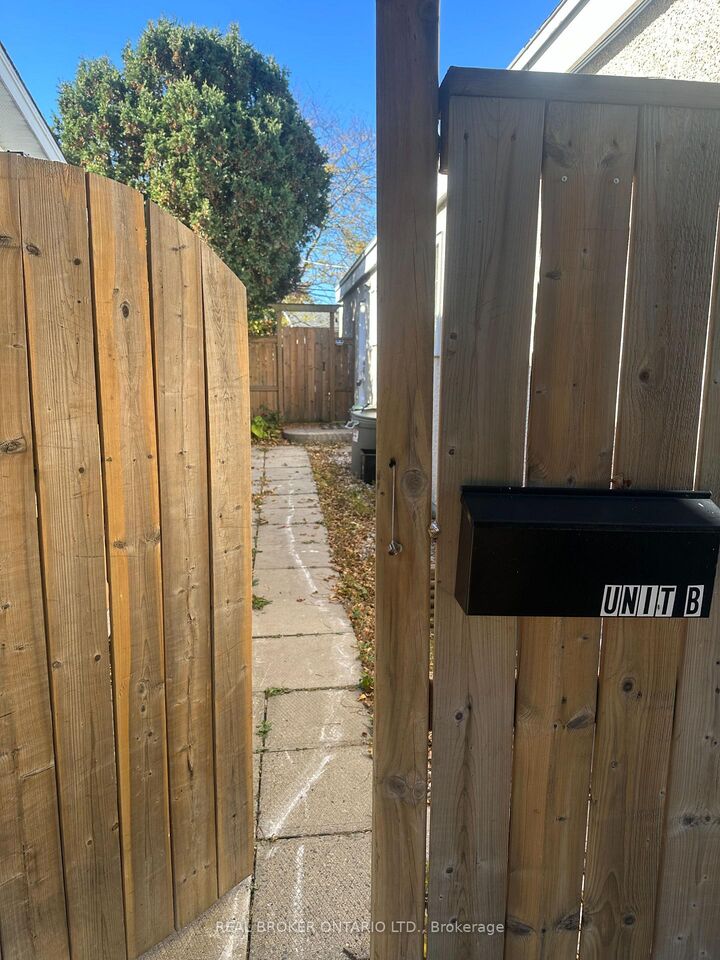 Property Photo:  28 Leeming Drive B  ON K2H 5P7 