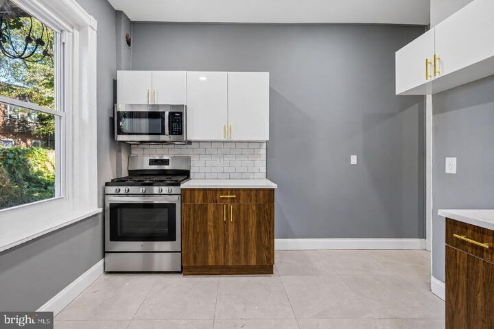 Property Photo:  51 Colonial Avenue  NJ 08618 