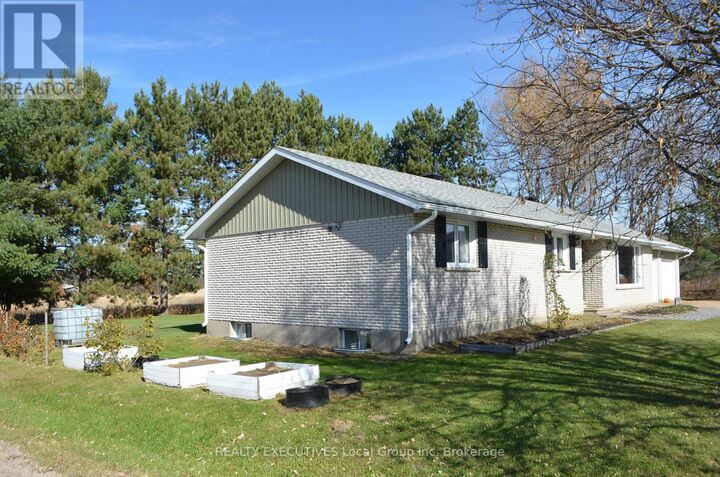 Property Photo:  202 East Young Street East  ON P0H 2L0 