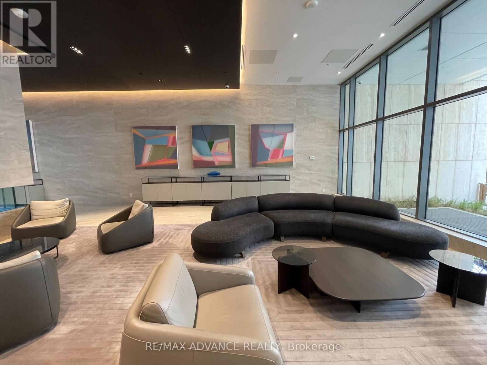 Property Photo: 2221 Yonge Street 3306 ON M4S 2B4