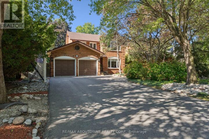 Property Photo: 1194 Queen Victoria Avenue ON L5H 3H3