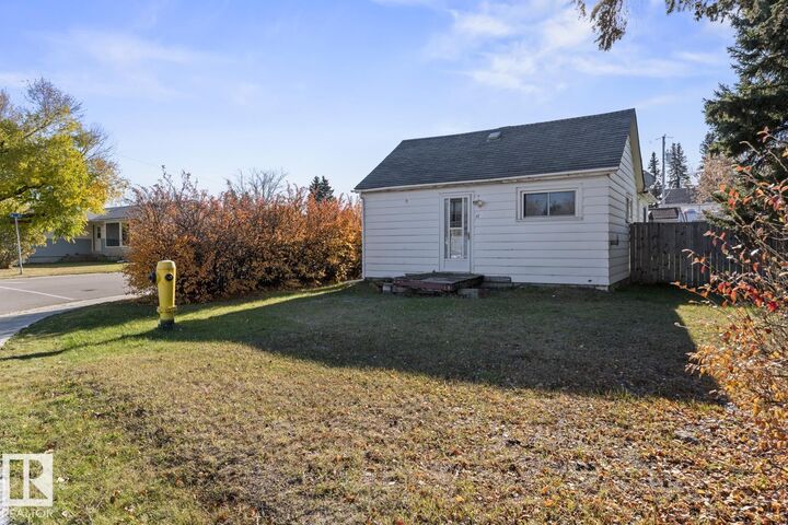 Property Photo: 601 16 Avenue AB T9M 1L4