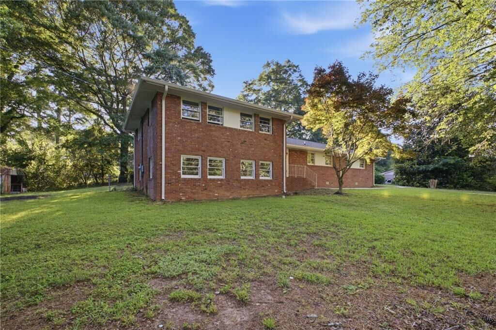 Property Photo:  180 E Greenwood Drive  GA 30117 
