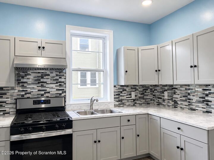 Property Photo: 1528 Wyoming Avenue 1 PA 18509