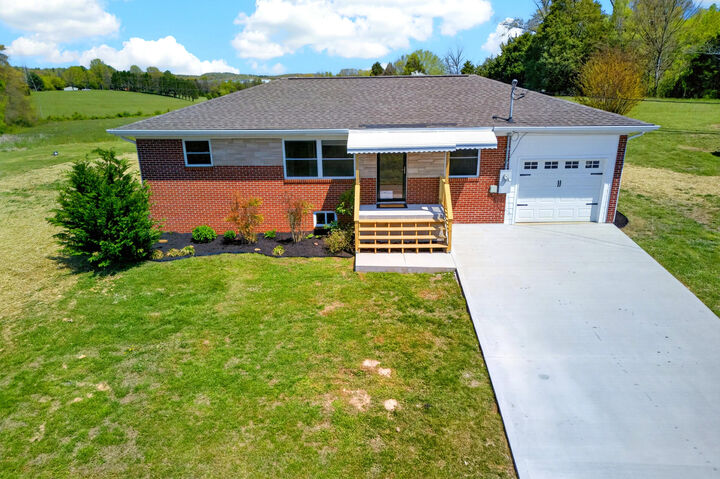Property Photo:  3084 Hardy Road  TN 37890 
