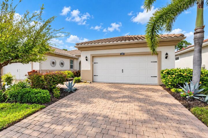 Property Photo:  11910 Tapestry Lane  FL 34293 
