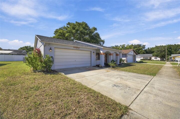 Property Photo:  11409 Possum Trail  FL 34668 