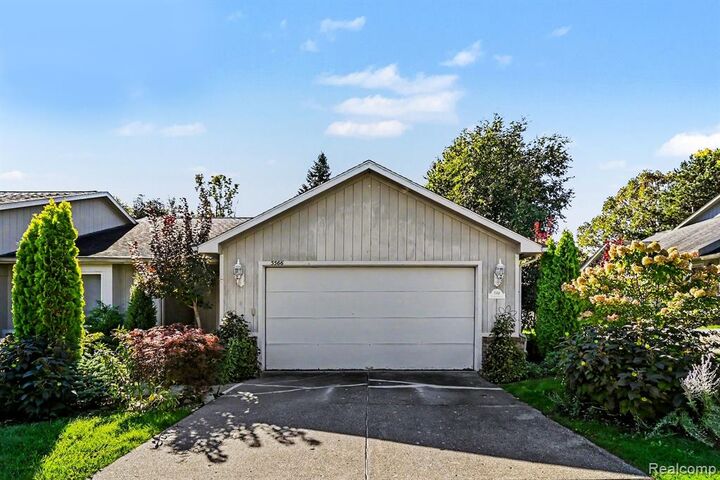 Property Photo:  5566 Hickory Circle  MI 48433 2454 