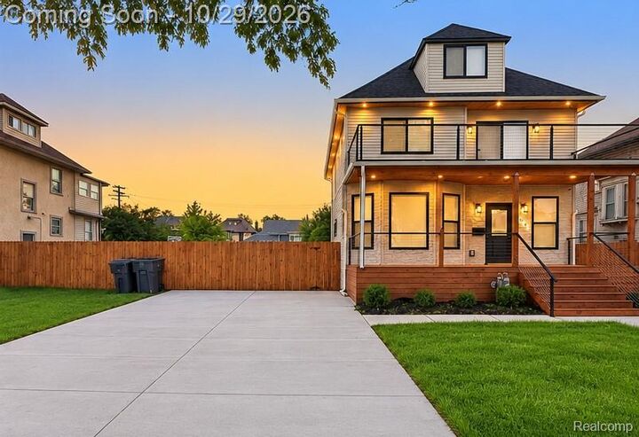 Property Photo:  886 Atkinson Street  MI 48202 1520 