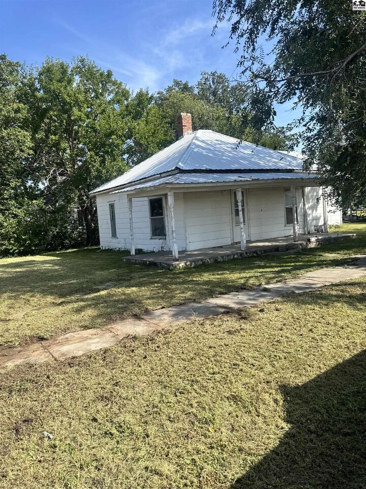 Property Photo:  122 N Ford Ave  KS 67834 
