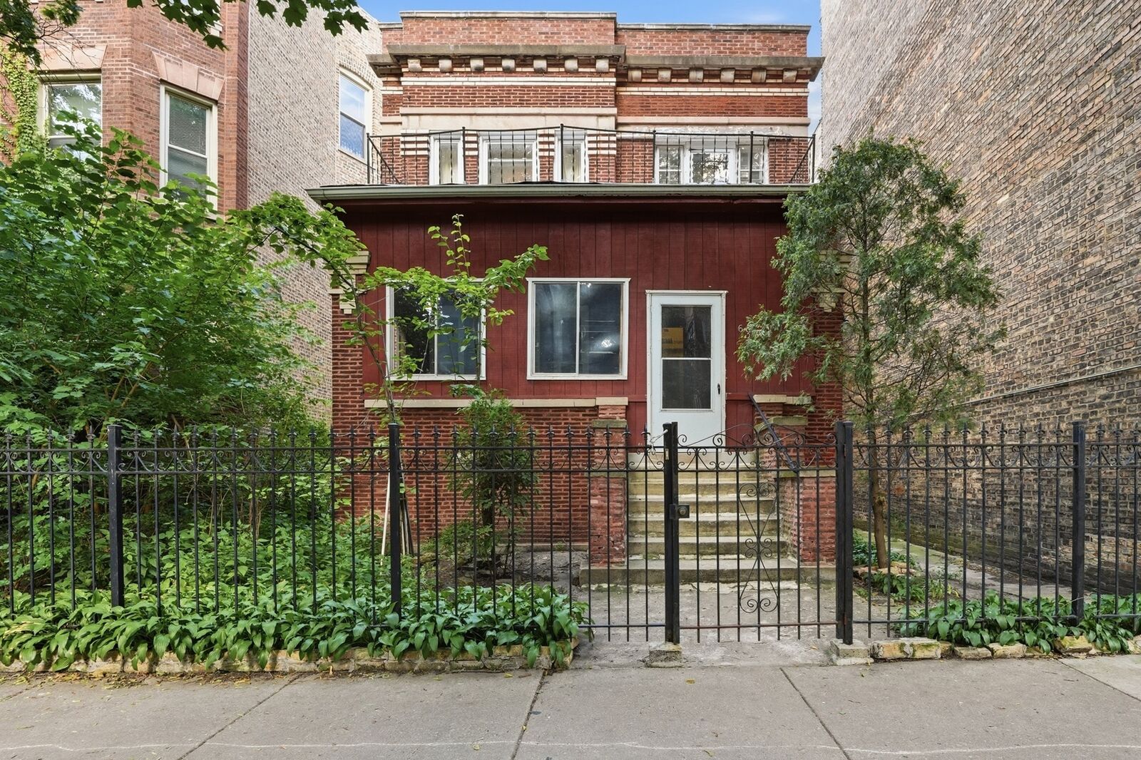 Property Photo: 6311 N Lakewood Avenue IL 60660