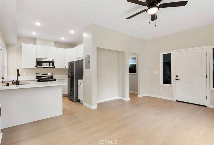 Property Photo:  1220 E 1st St 5  CA 90802 