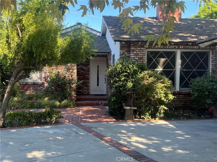 Property Photo:  22615 Collins Street  CA 91367 