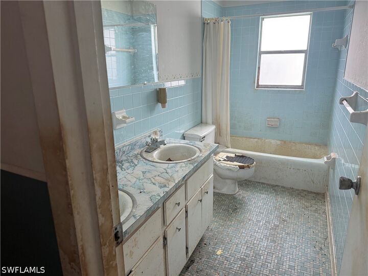 Property Photo:  801 95th Avenue N  FL 34108 