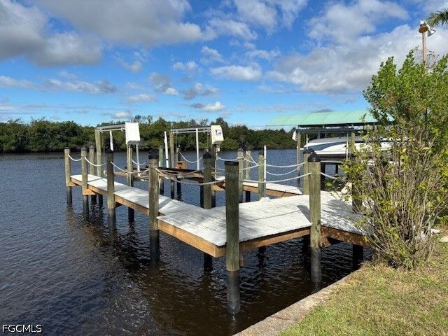 Property Photo:  208 Sun Circle  FL 33905 