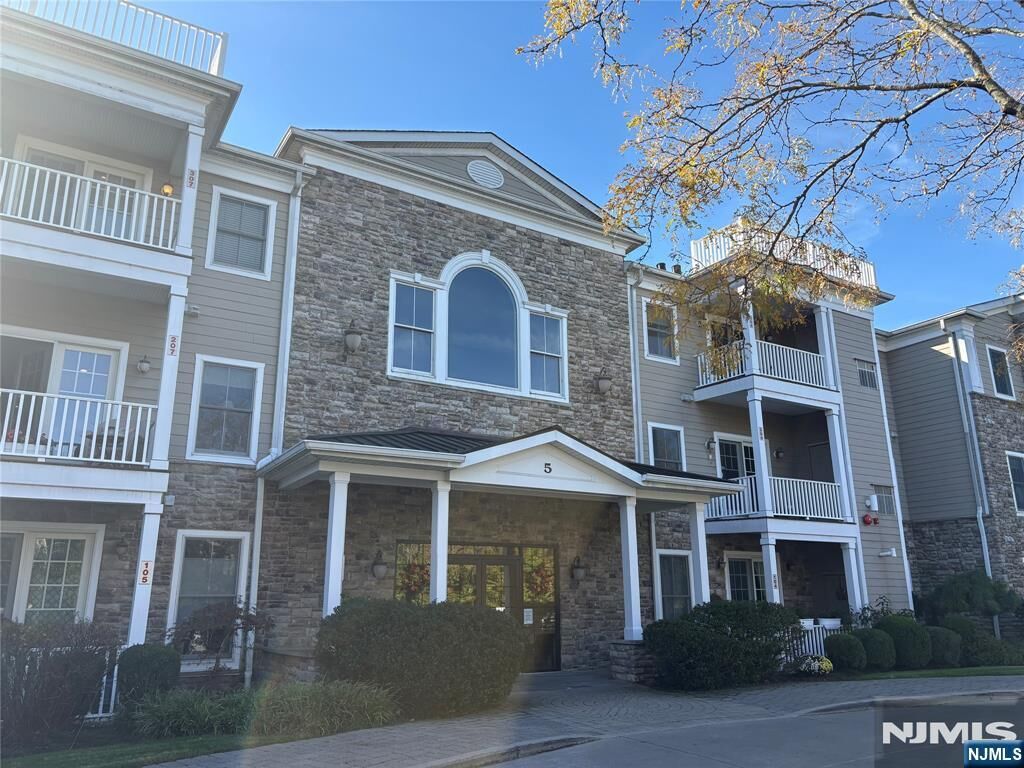 Property Photo:  5 E Tenakill Park 303  NJ 07626 