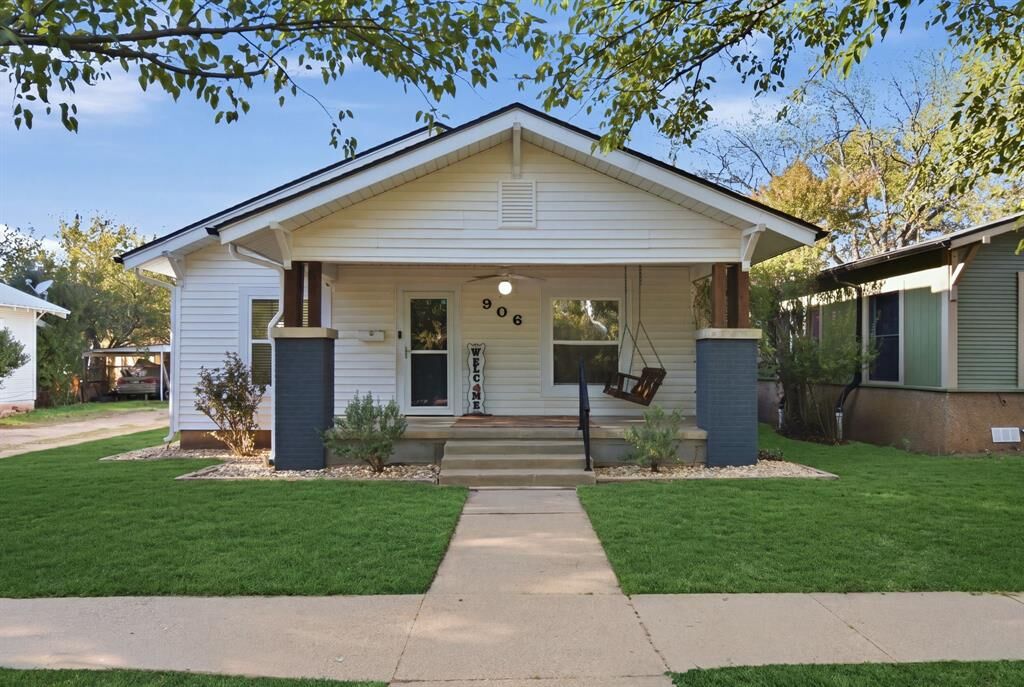 Property Photo: 906 W 7th Street TX 76437