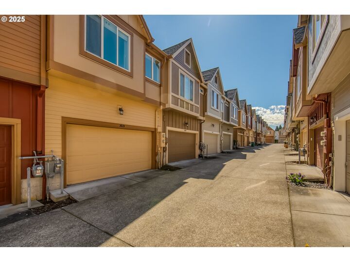 Property Photo: 1619 SW San Mateo Ter OR 97003