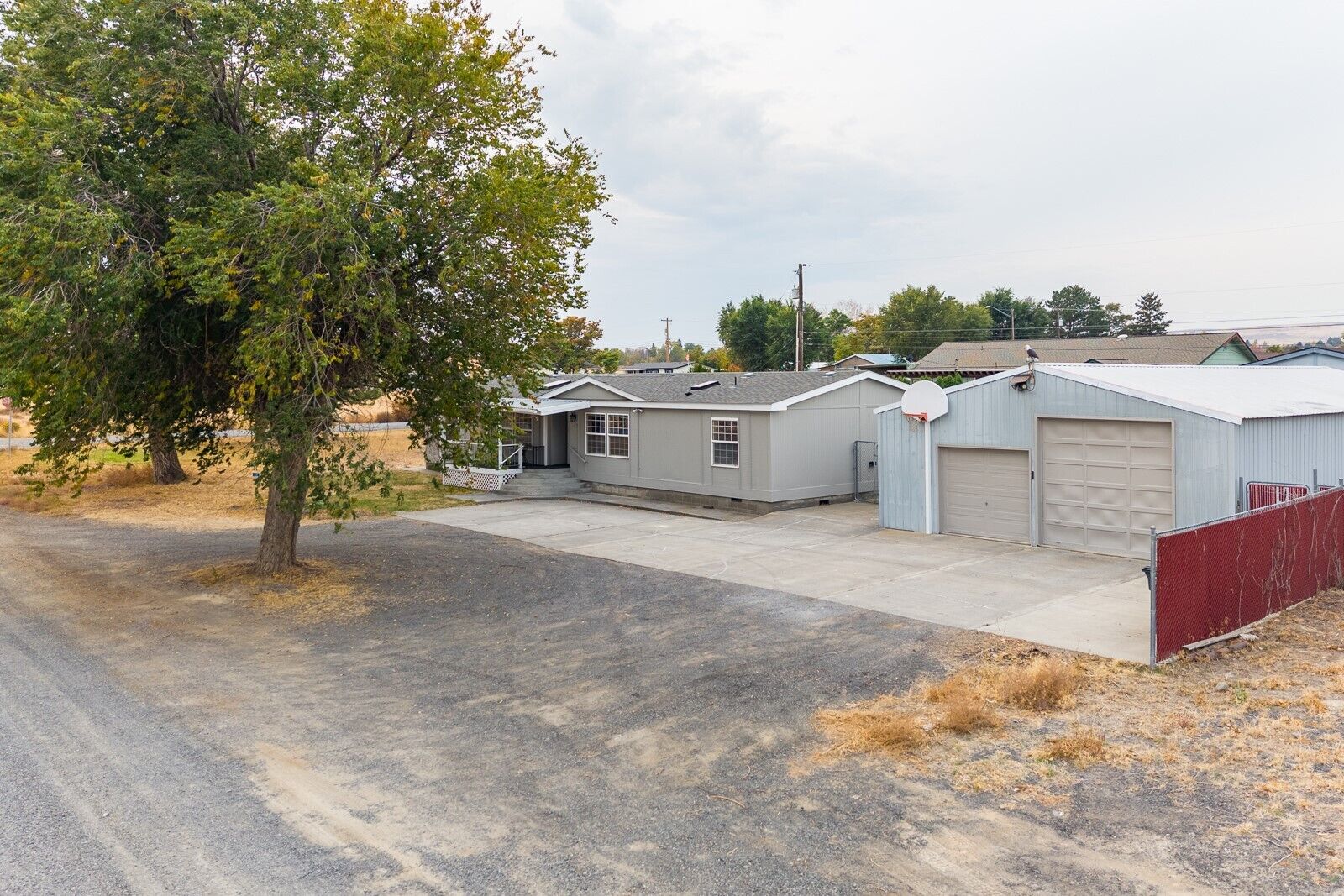 Property Photo:  739 S 2nd Place  WA 98851 