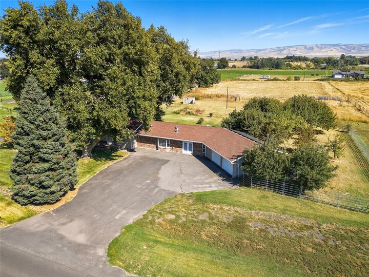 Property Photo: 85327 Highway 339 OR 97862
