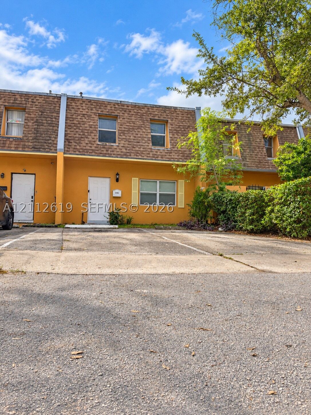 Property Photo:  