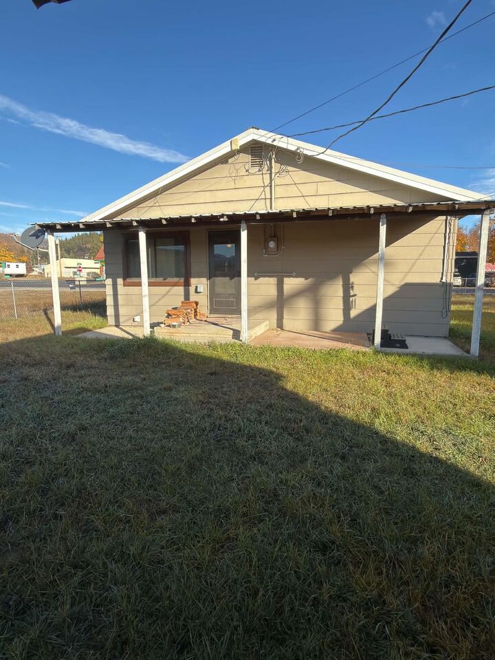 Property Photo:  109 E Blackwell St  WA 99139 