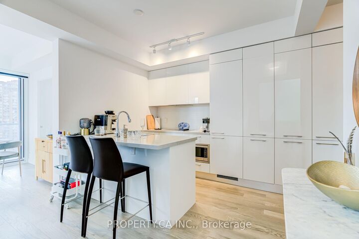 Property Photo:  3 Gloucester Street 1709  ON M4Y 0C6 