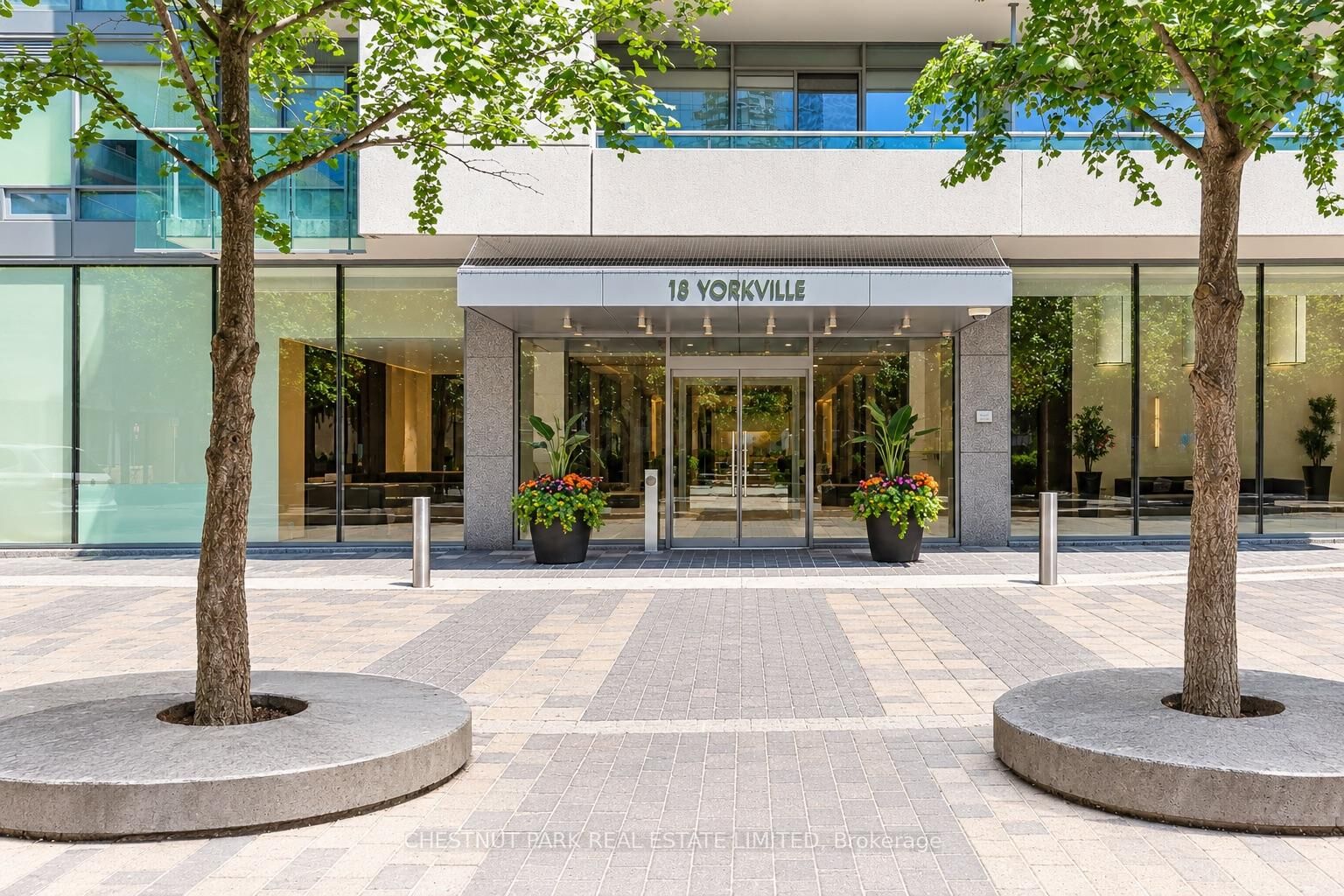 Property Photo:  18 Yorkville Avenue 2209  ON M4W 3Y8 