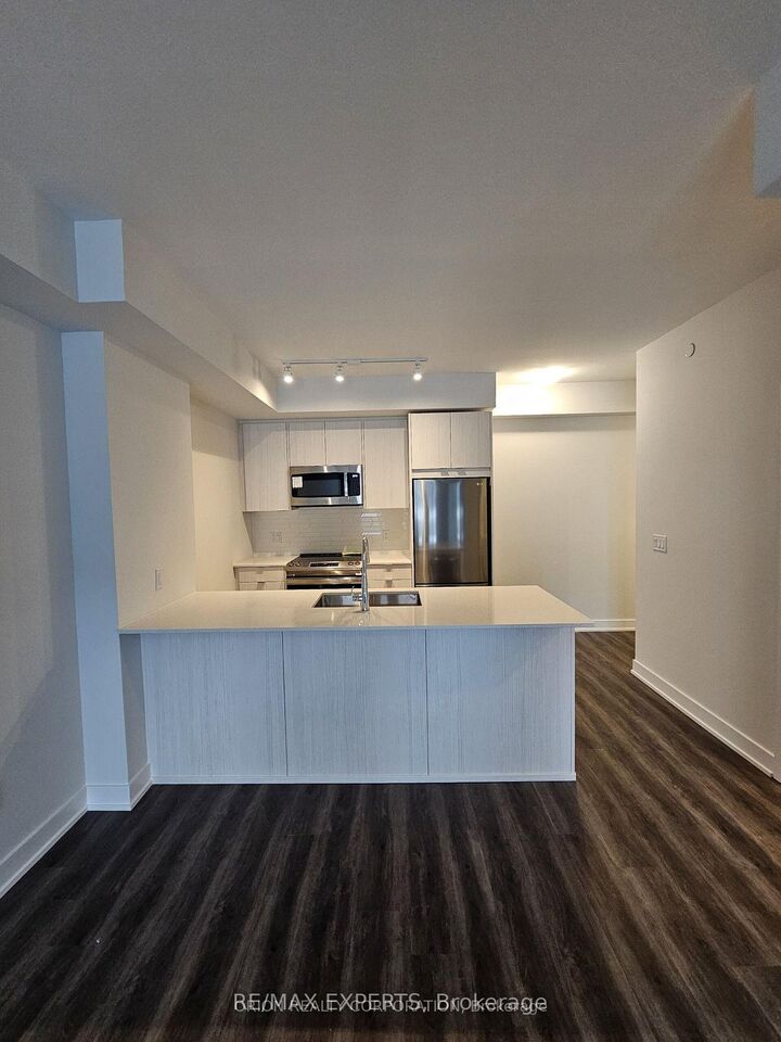 Property Photo:  4130 Parkside Village Drive 705  ON L5B 0L7 